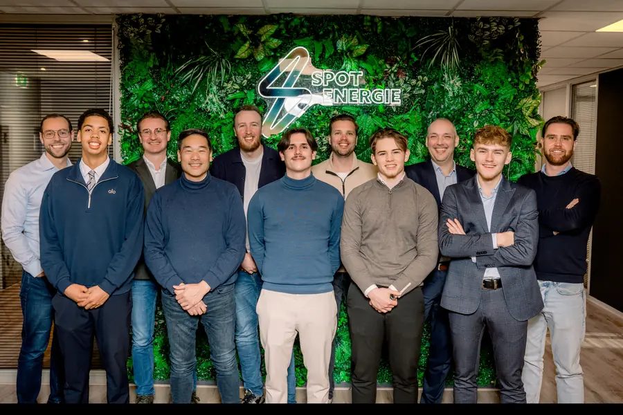 Het team van SPOT Energie in het kantoor in Breda.